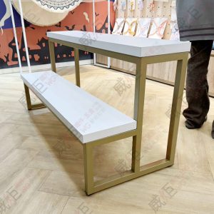 簡約金粗框階梯式展示桌
